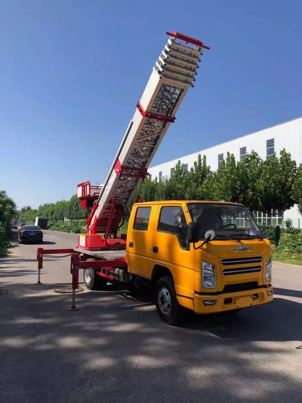 吉安附近的云梯车出租服务：轻松解决高空作业需求