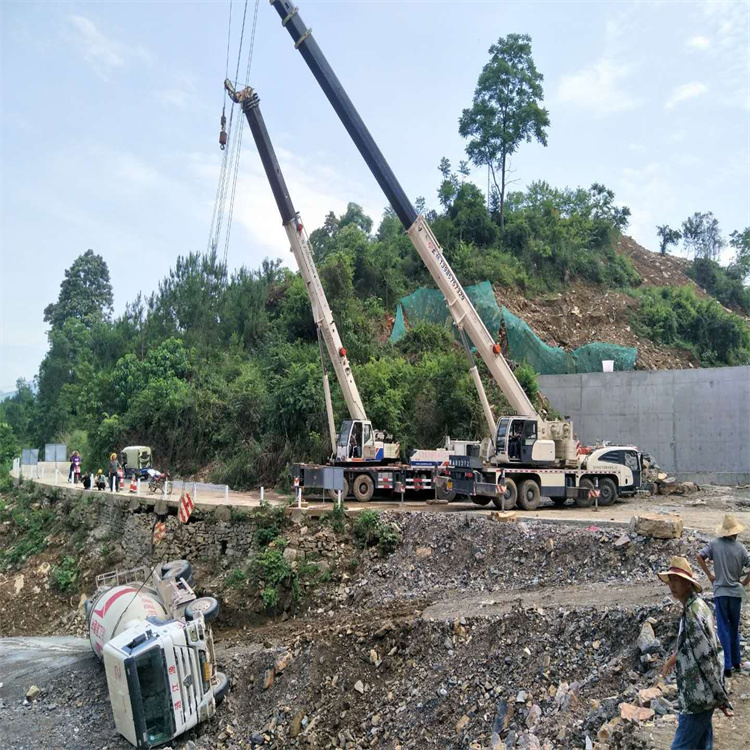 吉安汽车掉沟里叫吊车救援要多少钱